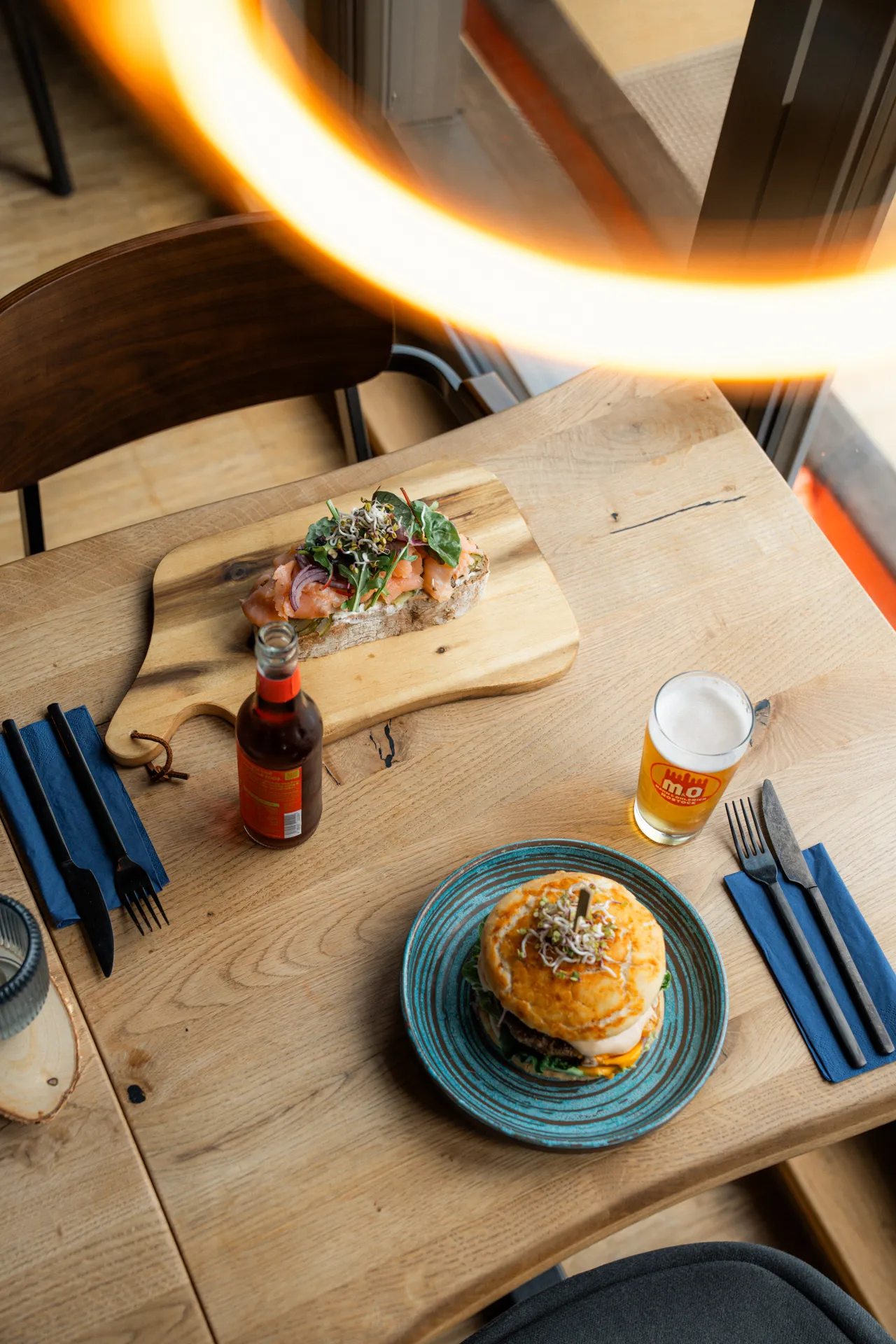 Geteilter Tisch mit Essen und Drinks im brise
