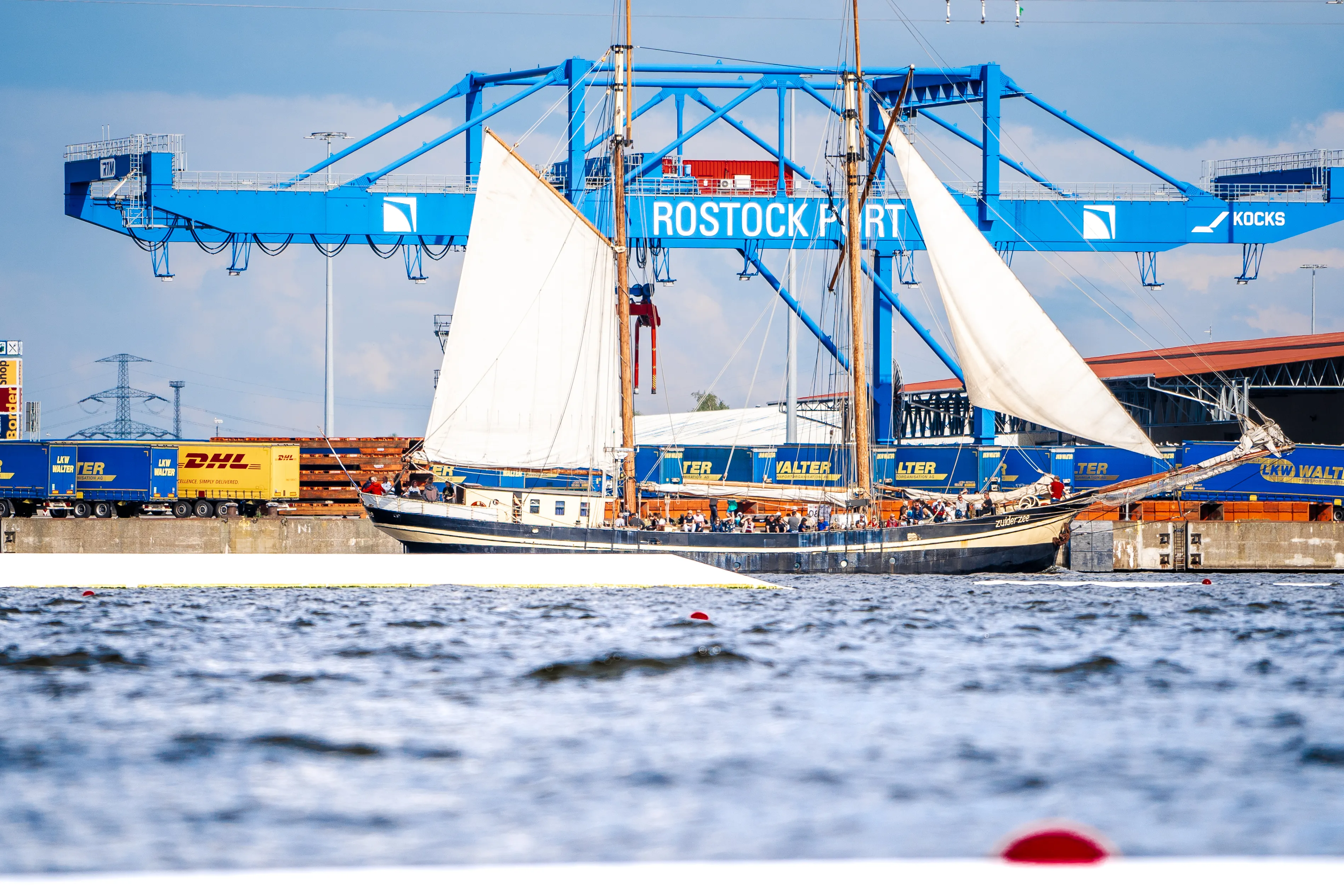 Traditionssegler der Hanse Sail vor dem Rostocker Überseehafen